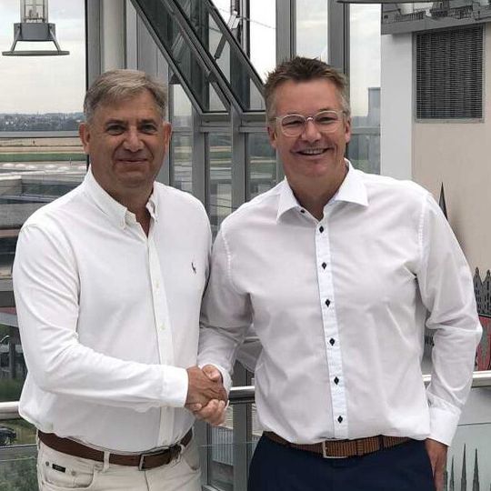 Herbert Grau (l.), Geschäftsführer von Grau Data, und Volker Wester, Geschäftsführer von Cristie Data. Herbert Grau (l.), Geschäftsführer von Grau Data, und Volker Wester, Geschäftsführer von Cristie Data.