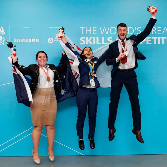 Die besten Autolackierer/innen bei den 45. WorldSkills im russischen Kasan (von links): Maxine Colligan aus Australien (Bronze), Ting-Yu Yang aus Taipeh/China, (Gold) und Conor McKevitt aus Großbritannien (Silber). Die besten Autolackierer/innen bei den 45. WorldSkills im russischen Kasan (von links): Maxine Colligan aus Australien (Bronze), Ting-Yu Yang aus Taipeh/China, (Gold) und Conor McKevitt aus Großbritannien (Silber).