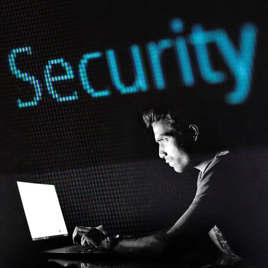 Der Sicherheitsstandard „B3S Pharma“ soll künftig die Cyber-Sicherheit in der Pharmaindustrie stärken. Der Sicherheitsstandard „B3S Pharma“ soll künftig die Cyber-Sicherheit in der Pharmaindustrie stärken.