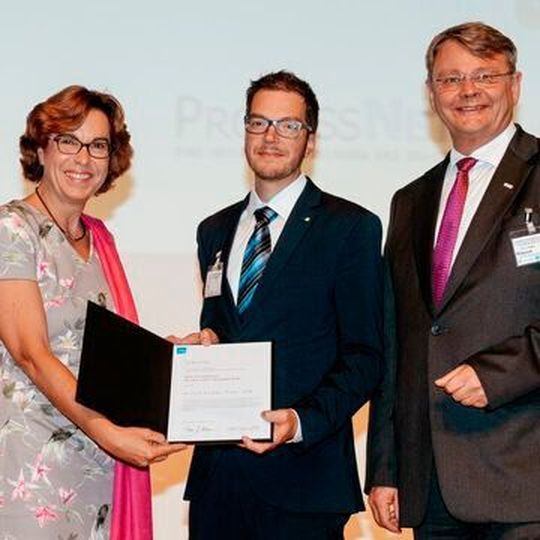 Gewinner des Arnold-Eucken-Preises 2018: Dr.-Ing. Christoph Held mit dem Vorsitzenden der GVC, Dr.-Ing. Claas-Jürgen Klasen (Evonik Industries) und GVC-Geschäftsführerin Dr. Ljuba Woppowa. Gewinner des Arnold-Eucken-Preises 2018: Dr.-Ing. Christoph Held mit dem Vorsitzenden der GVC, Dr.-Ing. Claas-Jürgen Klasen (Evonik Industries) und GVC-Geschäftsführerin Dr. Ljuba Woppowa.