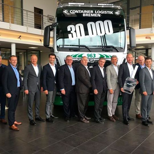 Bei der feierlichen Übergabe des 30.000. MAN Lkw (v.l.n.r.): Thomas Rietsch, Hans Kulpok, Ole Heemeyer, Christoph Huber, Caspar Plump, Holger Mandel, Reinhold Döhle, Dr. Dirk Plump, Wolfgang Weber, Holger Schulz, Friedrich Jarren, Mathias Müller und Andreas Möller. Bei der feierlichen Übergabe des 30.000. MAN Lkw (v.l.n.r.): Thomas Rietsch, Hans Kulpok, Ole Heemeyer, Christoph Huber, Caspar Plump, Holger Mandel, Reinhold Döhle, Dr. Dirk Plump, Wolfgang Weber, Holger Schulz, Friedrich Jarren, Mathias Müller und Andreas Möller.