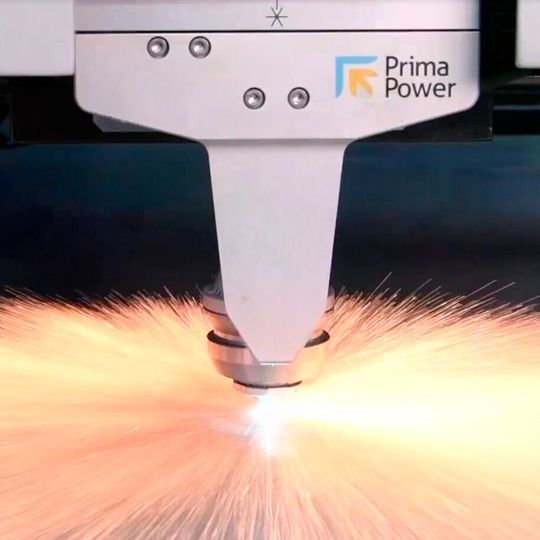 Der Faserlaserkopf der Laser Sharp ist auf eine ausgezeichnete Schneidqualität und Dynamik bei allen Werkstoffen ausgelegt. Der Faserlaserkopf der Laser Sharp ist auf eine ausgezeichnete Schneidqualität und Dynamik bei allen Werkstoffen ausgelegt.