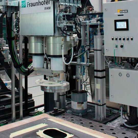 Die von Nimak, Quiss und Fraunhofer entwickelte Klebstoff-Applikation ist für die Luft- und Raumfahrt gedacht, aber auch zum Beispiel die Automobilindustrie interessant. Die von Nimak, Quiss und Fraunhofer entwickelte Klebstoff-Applikation ist für die Luft- und Raumfahrt gedacht, aber auch zum Beispiel die Automobilindustrie interessant.