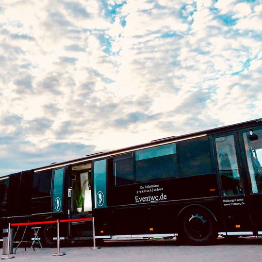 Ausrangiert, aber nicht verschrottet. Ein Unternehmen gibt älteren Bussen eine neue Aufgabe. Ausrangiert, aber nicht verschrottet. Ein Unternehmen gibt älteren Bussen eine neue Aufgabe.