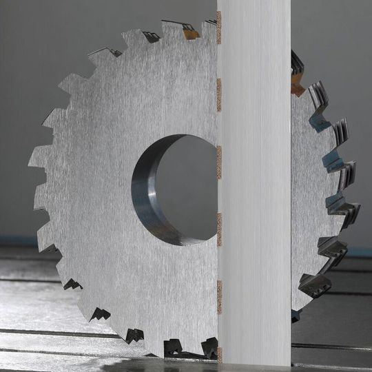 Cubogrit S, das segmentierte CBN-bestreute Sägeband für mittlere Werkstückdimensionen. Cubogrit S, das segmentierte CBN-bestreute Sägeband für mittlere Werkstückdimensionen.