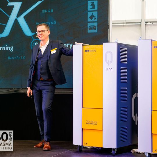 Dr. Michael Schnick, Geschäftsführer der Teknoholt GmbH, bei der Präsentation der komplett neuentwickelten Plasmaschneidanlage „Q“. Dr. Michael Schnick, Geschäftsführer der Teknoholt GmbH, bei der Präsentation der komplett neuentwickelten Plasmaschneidanlage „Q“.