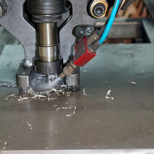 Erst durchsticht die Ergo Cut das 30 mm starke Metall mit dem Bohrer … Erst durchsticht die Ergo Cut das 30 mm starke Metall mit dem Bohrer …