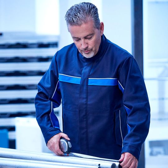 Sicheres Arbeiten bei Schweißarbeiten bietet die Schutzkleidung, die speziell für Einsätze bei Hitze und Flammen entwickelt wurde. Sicheres Arbeiten bei Schweißarbeiten bietet die Schutzkleidung, die speziell für Einsätze bei Hitze und Flammen entwickelt wurde.