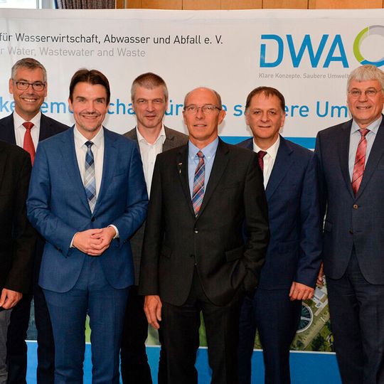 Die DWA-Mitgliederversammlung hat seine Vorstands- und Präsidiumsmitglieder neu gewählt bzw. bestätigt. Die DWA-Mitgliederversammlung hat seine Vorstands- und Präsidiumsmitglieder neu gewählt bzw. bestätigt.