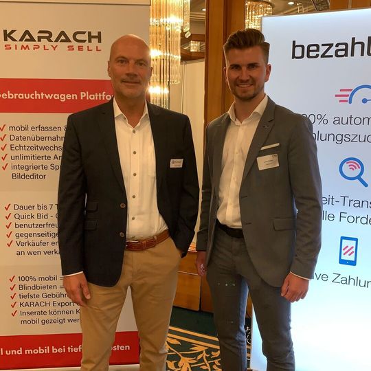Die B2B-Plattform Karach und Bezahl.de arbeiten zusammen. Deren Geschäftsführer Christian Wiegel (li.) und Lasse Diener wollen den Autohandel so einfach und transparent wie möglich machen. Die B2B-Plattform Karach und Bezahl.de arbeiten zusammen. Deren Geschäftsführer Christian Wiegel (li.) und Lasse Diener wollen den Autohandel so einfach und transparent wie möglich machen.