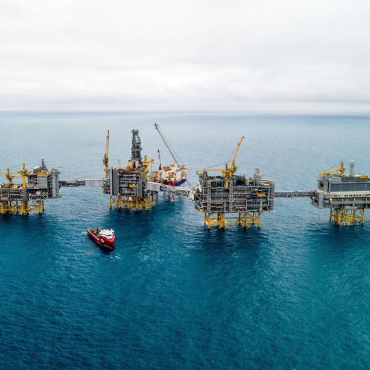 Mit der Aufwertung von über 350.000 Dokumenten zur Offshoreplattform Johan Sverdrup durch Engineering Base startet Equinor die Transformation zu hochdigitalen, zentral verwalteten Lifecycle-Daten. Mit der Aufwertung von über 350.000 Dokumenten zur Offshoreplattform Johan Sverdrup durch Engineering Base startet Equinor die Transformation zu hochdigitalen, zentral verwalteten Lifecycle-Daten.