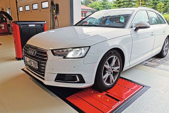 Die Kameras des Quick-Check-Drive-Scanners erfassen die Radstellung mit 16 Laserstrahlen am vorbeifahrenden Auto. Die Zuordnung zum Auftrag erfolgt per automatischer Kennzeichenerkennung. Die Kameras des Quick-Check-Drive-Scanners erfassen die Radstellung mit 16 Laserstrahlen am vorbeifahrenden Auto. Die Zuordnung zum Auftrag erfolgt per automatischer Kennzeichenerkennung.