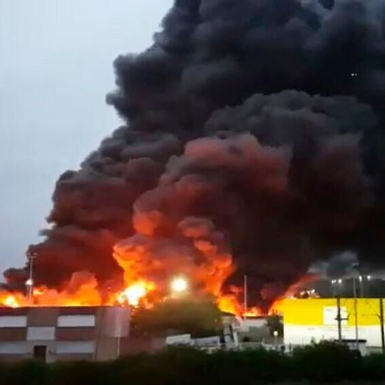 In der Nacht von Mittwoch auf Donnerstag ist im Lubrizol-Werk in Rouen ein Großfeuer ausgebrochen. In der Nacht von Mittwoch auf Donnerstag ist im Lubrizol-Werk in Rouen ein Großfeuer ausgebrochen.