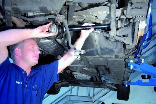 Beim Einbau der reparierten bzw. neuen Gelenkwelle muss der Mechaniker sorgsam vor- gehen. Nicht nur der Durchmesser, sondern auch die Zähnezahl müssen stimmen. Beim Einbau der reparierten bzw. neuen Gelenkwelle muss der Mechaniker sorgsam vor- gehen. Nicht nur der Durchmesser, sondern auch die Zähnezahl müssen stimmen.