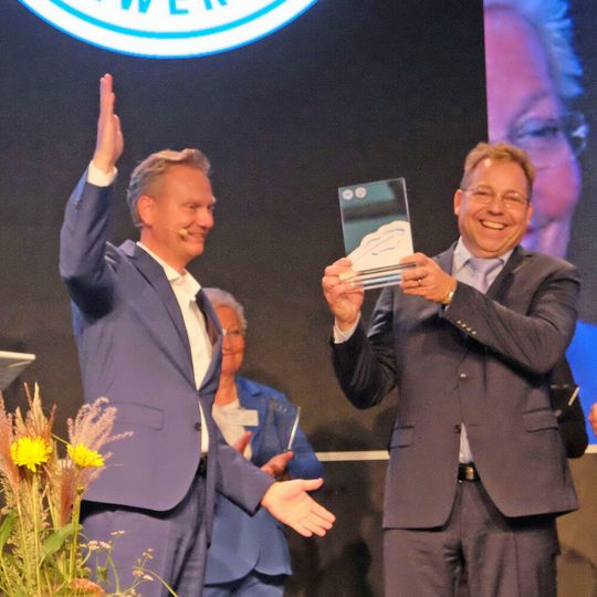 Dietmar Clysters, Pressesprecher und Obermeister der Innung des Kraftfahrzeuggewerbes Rhein-Neckar-Odenwald, ist Träger des Ehrenkalligraphen 2019 für sein Lebenswerk. Dietmar Clysters, Pressesprecher und Obermeister der Innung des Kraftfahrzeuggewerbes Rhein-Neckar-Odenwald, ist Träger des Ehrenkalligraphen 2019 für sein Lebenswerk.