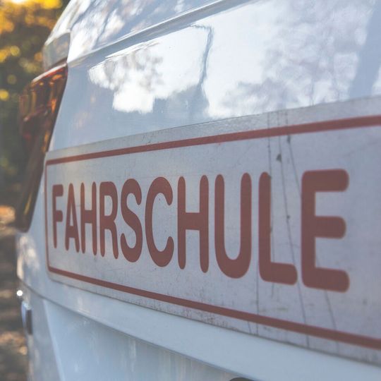 Fahrschulen in Deutschland haben bislang kaum Elektroautos im Fuhrpark. Fahrschulen in Deutschland haben bislang kaum Elektroautos im Fuhrpark.