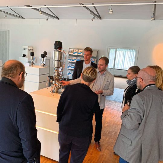 Gea Produktmanager für aspetische Ventile Pascal Bär erklärt Vertretern der Fachpresse die Funktionsweise des D-tec-Ventils mit Stangenmembrantechnologie. Gea Produktmanager für aspetische Ventile Pascal Bär erklärt Vertretern der Fachpresse die Funktionsweise des D-tec-Ventils mit Stangenmembrantechnologie.