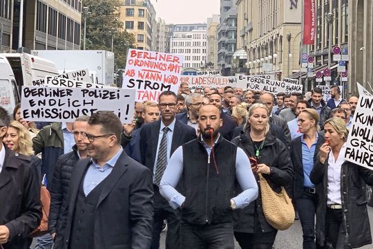 Mitarbeiter des Autohauses König trommelten mit einer eigenen Demo für E-Moblität. Mitarbeiter des Autohauses König trommelten mit einer eigenen Demo für E-Moblität.