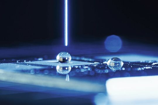 Der Tropfen auf einer wasserabweisenden Oberfläche bleibt rund (links), wohingegen der Tropfen auf der unbehandelten Oberfläche breit läuft (rechts). Eine Oberfläche gilt dann als besonders wasserabweisend (superhydrophob), wenn der Winkel zwischen Oberfläche und Tropfen mindestens 150 Grad beträgt. Der Tropfen auf einer wasserabweisenden Oberfläche bleibt rund (links), wohingegen der Tropfen auf der unbehandelten Oberfläche breit läuft (rechts). Eine Oberfläche gilt dann als besonders wasserabweisend (superhydrophob), wenn der Winkel zwischen Oberfläche und Tropfen mindestens 150 Grad beträgt.