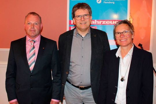 E-Mobilität im Blick: (v.li.) Günther Brodersen (Obermeister Kfz-Flensburg), Stephan Wiese (Projektmanager „eE4mobile“) und Anja Bauer (stellv. Obermeisterin Kfz-Innung Flensburg).