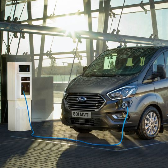 Optisch klar ein Ford Transit. Die PHEV-Version ist an der Ladeklappe am vorderen Stoßfänger erkennbar. Optisch klar ein Ford Transit. Die PHEV-Version ist an der Ladeklappe am vorderen Stoßfänger erkennbar.