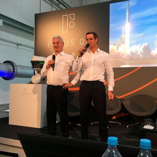 Joint appearance of the CEOs: Stephan Neuburger (Krohne, left) and Dr. Andreas Widl (Samson, right) in front of the unveiled Focus-On Joint appearance of the CEOs: Stephan Neuburger (Krohne, left) and Dr. Andreas Widl (Samson, right) in front of the unveiled Focus-On