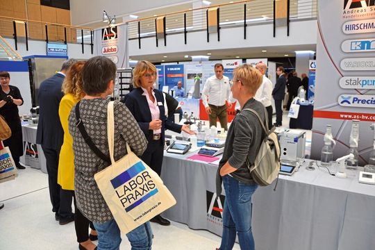 Dr. Elke Spahn von Gravitech diskutiert auf der Lab-Supply Münster mit Messebesuchern über Titriertechniken. Dr. Elke Spahn von Gravitech diskutiert auf der Lab-Supply Münster mit Messebesuchern über Titriertechniken.