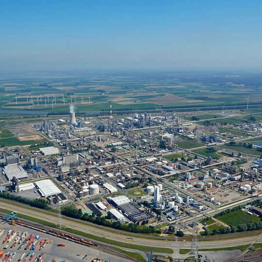 Antwerpen ist der zweitgrößte Produktionsstandort der BASF. Der Verbundstandort ist rund sechs Quadratkilometer groß und zählt 50 Produktionsanlagen, verteilt über 15 integrierte Wertschöpfungsketten. Antwerpen ist der zweitgrößte Produktionsstandort der BASF. Der Verbundstandort ist rund sechs Quadratkilometer groß und zählt 50 Produktionsanlagen, verteilt über 15 integrierte Wertschöpfungsketten.