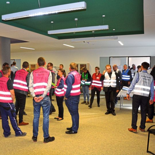 Zur Besichtigung des LLBB wurden die Teilnehmer in sechs Gruppen eingeteilt. Zur Besichtigung des LLBB wurden die Teilnehmer in sechs Gruppen eingeteilt.