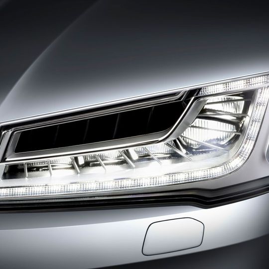 Mit der „Solid State Lighting/High Definition“ (SSL/HD)Technologie hat das Unternehmen die Lichtquelle weiter miniaturisiert. Vorgestellt wurde die Entwicklung auf der IAA im September. Mit der „Solid State Lighting/High Definition“ (SSL/HD)Technologie hat das Unternehmen die Lichtquelle weiter miniaturisiert. Vorgestellt wurde die Entwicklung auf der IAA im September.