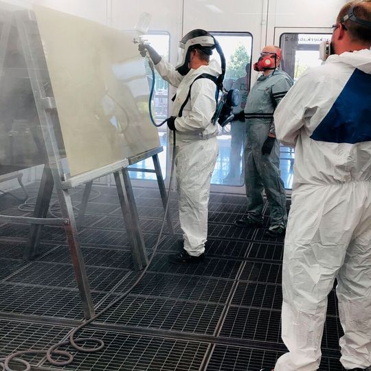 Während des Lackseminars werden Reparturprozesse Schritt für Schritt durchgegangen. Während des Lackseminars werden Reparturprozesse Schritt für Schritt durchgegangen.