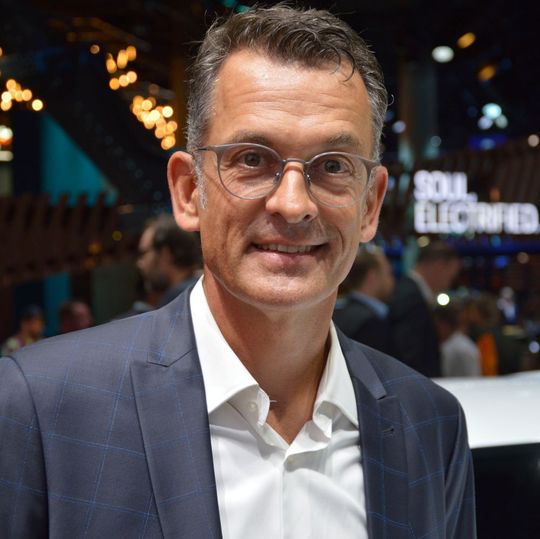 Porsche-Deutschland-Chef Alexander Pollich im Interview mit »kfz-betrieb« auf der IAA: Die Marke spürt „reges Interesse“ am Abo-Modell In Flow, konkrete Stückzahlen von Fahrzeugen im Abonnementumlauf nennt sie aber nicht. Porsche-Deutschland-Chef Alexander Pollich im Interview mit »kfz-betrieb« auf der IAA: Die Marke spürt „reges Interesse“ am Abo-Modell In Flow, konkrete Stückzahlen von Fahrzeugen im Abonnementumlauf nennt sie aber nicht.