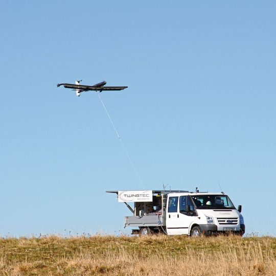 Erfolgreicher Testflug im Herbst 2018 auf den Höhen des Chasseral: Der Twing-Tec-Prototyp T 28, ein Gerät mit drei Meter Spannweite, startete selbständig von seinem Basisfahrzeug, schraubte sich in die Höhe, kreiste 30 Minuten lang autonom in der Luft, produzierte elektrische Energie und landete wieder auf der Startplattform. Erfolgreicher Testflug im Herbst 2018 auf den Höhen des Chasseral: Der Twing-Tec-Prototyp T 28, ein Gerät mit drei Meter Spannweite, startete selbständig von seinem Basisfahrzeug, schraubte sich in die Höhe, kreiste 30 Minuten lang autonom in der Luft, produzierte elektrische Energie und landete wieder auf der Startplattform.