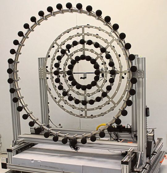 Bild 1: Das kreisförmige Mikrofonarray, bei dem 80 Mikrofone auf zwei Ebenen angeordnet sind, ist im Ventilatorenprüfstand auf der Saugseite eingesetzt. Bild 1: Das kreisförmige Mikrofonarray, bei dem 80 Mikrofone auf zwei Ebenen angeordnet sind, ist im Ventilatorenprüfstand auf der Saugseite eingesetzt.