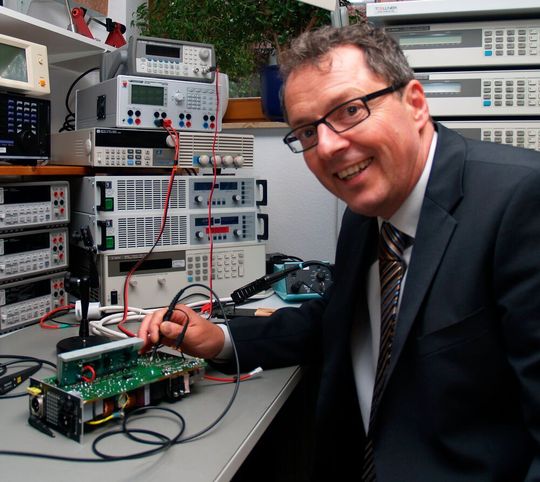 Powerexperte Prof. Markus Rehm: Mit Oszilloskop und Stromzange ist er dem Fehlerteufel auf der Spur. Powerexperte Prof. Markus Rehm: Mit Oszilloskop und Stromzange ist er dem Fehlerteufel auf der Spur.