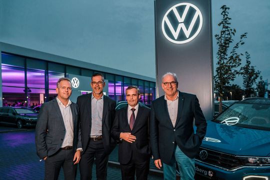 Freuen sich über die Eröffnung (v.l.n.r.): Björn Metzner (Volkswagen Regionalleitung, Region Mitte), Klaus Stockhausen (Sprecher der Geschäftsführung Voets Automobilholding), Reinhold Dirk (Geschäftsführender Gesellschafter Voets Automobilholding) und Jürgen Stackmann (Vertriebsvorstand Volkswagen Pkw).