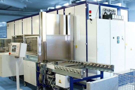 Bild 1: Reinigungsanlage für die Feinstreinigung von Bauteilen für Laserquellen. Aufgrund der Bauteilwerkstoffe und Verschmutzung findet eine wässrige Reinigung statt. Bild 1: Reinigungsanlage für die Feinstreinigung von Bauteilen für Laserquellen. Aufgrund der Bauteilwerkstoffe und Verschmutzung findet eine wässrige Reinigung statt.