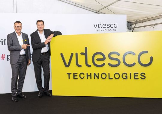 Continental Powertrain firmiert jetzt mit neuem Logo unter dem Namen Vitesco Technologies (v.l.): CFO Werner Volz und CEO Andreas Wolf. Continental Powertrain firmiert jetzt mit neuem Logo unter dem Namen Vitesco Technologies (v.l.): CFO Werner Volz und CEO Andreas Wolf.