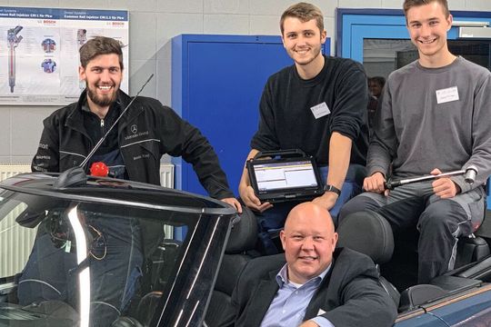 Leistungswettbewerb 2019 in Schleswig-Holstein: (v.li.) Alexander Ried (3. Platz), Kevin Kirchmann (2. Platz), Björn Bigga (Vorsitzender des Berufsbildungsausschusses) und Stefan Rohwer (1. Platz).