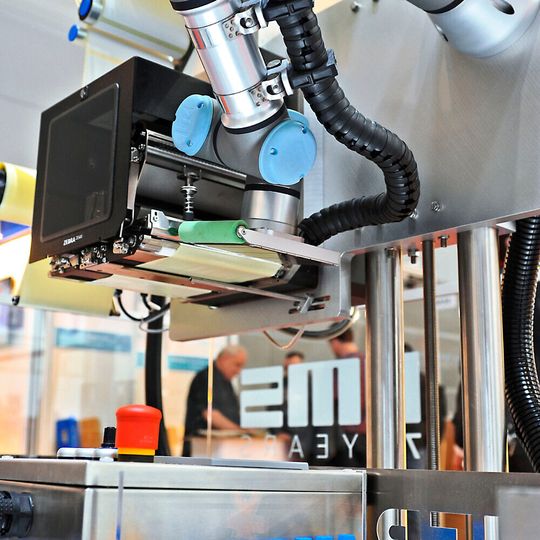 Das robotergestützte Druck- und Etikettiersystem von Herma erlaubt jetzt auch die flexible Kennzeichnung von Paletten. Das robotergestützte Druck- und Etikettiersystem von Herma erlaubt jetzt auch die flexible Kennzeichnung von Paletten.