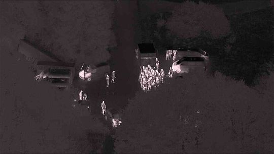 Die Polizisten vor dem Bunker.