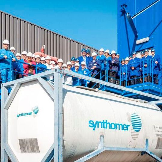 Zum erfolgreichen Abschluss des Projekts wurden die Vorstandsmitglieder von Synthomer durch die neuen Gebäude geführt. Zum erfolgreichen Abschluss des Projekts wurden die Vorstandsmitglieder von Synthomer durch die neuen Gebäude geführt.