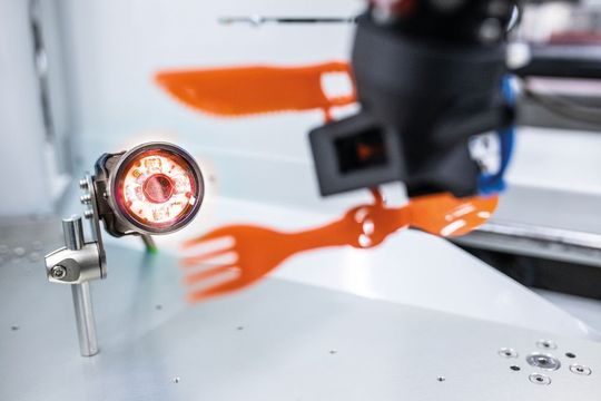 Der Bauteil-Check per Vision-System läuft automatisiert über den Roboter ab. Der Bauteil-Check per Vision-System läuft automatisiert über den Roboter ab.