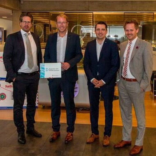 Stefan Muhle, Staatssekretär für Digitales in Niedersachsen (Zweiter v. l.), überreichte die Auszeichnung an Vertreter von Hellmann World Logistics. Stefan Muhle, Staatssekretär für Digitales in Niedersachsen (Zweiter v. l.), überreichte die Auszeichnung an Vertreter von Hellmann World Logistics.
