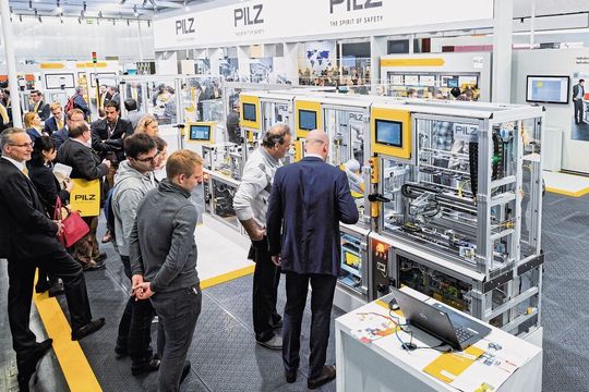 Anhand der Smart Factory zeigt Pilz, wie dank verteilter Intelligenz Automatisierungs- und Handlings-Aufgaben in einer modular aufgebauten Produktions-Anlage effizient und anwenderfreundlich gelöst werden können.