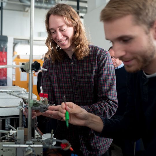 Peter O’Mara aus Sydney (links) und Patrick Wilde aus Bochum arbeiten an einer elektrochemischen Zelle für die CO2-Reduktion. Peter O’Mara aus Sydney (links) und Patrick Wilde aus Bochum arbeiten an einer elektrochemischen Zelle für die CO2-Reduktion.