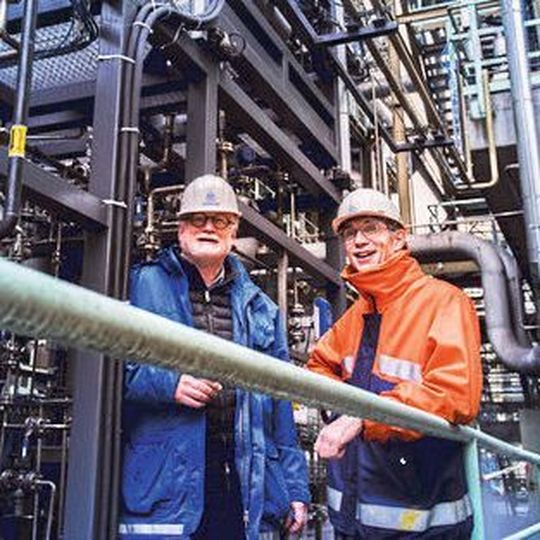 Wissen darf nicht in Rente gehen: Mitarbeiter im Ruhestand reaktivieren, um Wissen und Kompetenzen im Unternehmen zu bündeln - das ist Ziel der Senior Experts GmbH von thyssenkrupp. Wissen darf nicht in Rente gehen: Mitarbeiter im Ruhestand reaktivieren, um Wissen und Kompetenzen im Unternehmen zu bündeln - das ist Ziel der Senior Experts GmbH von thyssenkrupp.