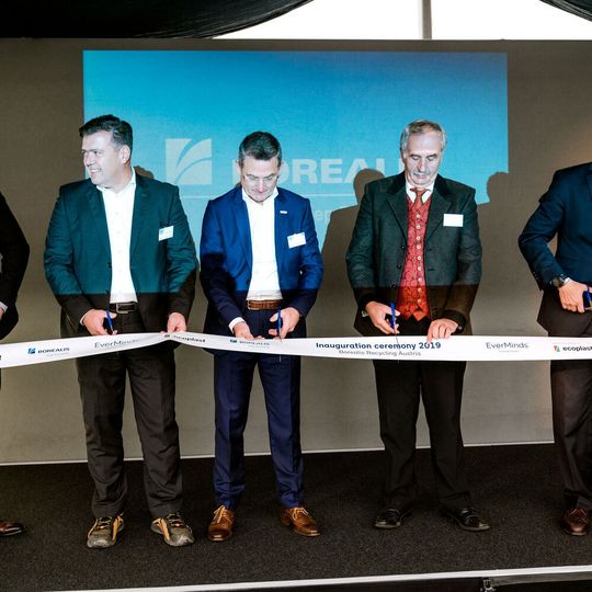Unternehmensvertreter von Borealis und Ecoplast weihen eine neue, hochmoderne Kunststoffrecycling-Anlage in Österreich ein. Unternehmensvertreter von Borealis und Ecoplast weihen eine neue, hochmoderne Kunststoffrecycling-Anlage in Österreich ein.