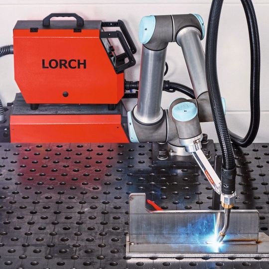 Vorteil Automatisierung: Einmal programmiert schweißt der Cobot auch bei höheren Stückzahlen jede Naht in optimaler Qualität. Vorteil Automatisierung: Einmal programmiert schweißt der Cobot auch bei höheren Stückzahlen jede Naht in optimaler Qualität.