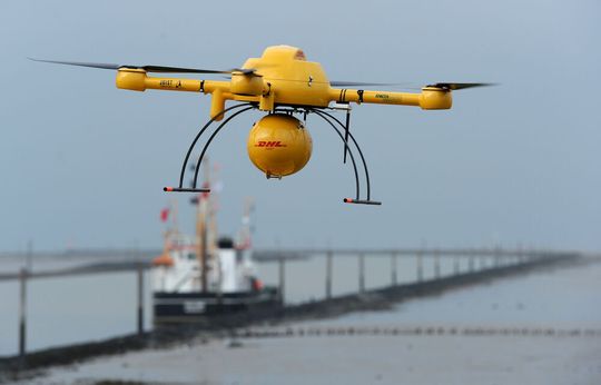 18.11.2014, Niedersachsen, Norddeich: Ein DHL Paketkopter startet mit Medikamenten an Bord zu einem Überflug auf die ostfriesische Insel Juist. 18.11.2014, Niedersachsen, Norddeich: Ein DHL Paketkopter startet mit Medikamenten an Bord zu einem Überflug auf die ostfriesische Insel Juist.